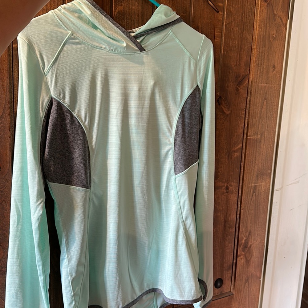 Mondetta fit hidden pull-over. Light blue and grey, medium, polyester/spandex